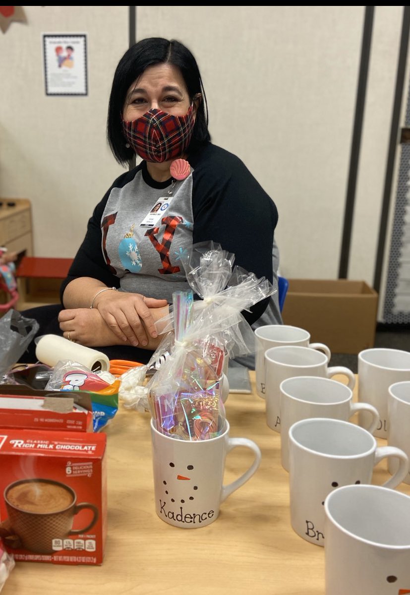 CansecoVanessa's tweet photo. Getting some hot cocoa ready for our sweet kiddos! Can’t wait to see our kids tomorrow. 🌲❤️HumbleISD_OE @HumbleISD_ESE #happyclassooms #distancelearning @iselacedillo18 https://t.co/mS430yHdFo