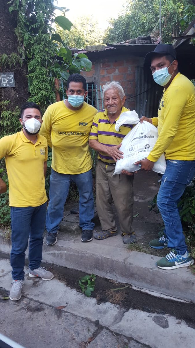 landaverde_23's tweet photo. Cada día nos sentimos comprometidos en llevar los paquetes alimentarios a las familias salvadoreñas, desde tempranas horas #AyudaALaPuertaDeTuCasa #TeamMOP @frankcast @ObrasPublicasSV @RomeoHerrera1 @hwareina https://t.co/Gt7jO0yXxR