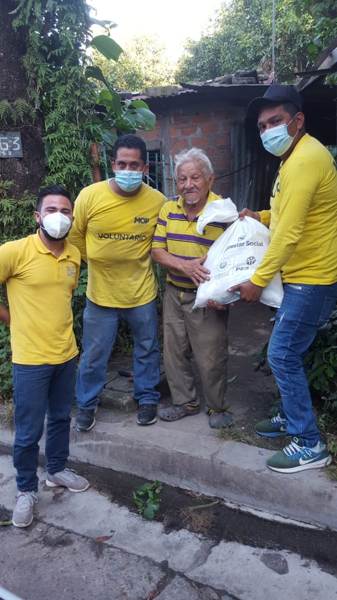 landaverde_23's tweet photo. Cada día nos sentimos comprometidos en llevar los paquetes alimentarios a las familias salvadoreñas, desde tempranas horas #AyudaALaPuertaDeTuCasa #TeamMOP @frankcast @ObrasPublicasSV @RomeoHerrera1 @hwareina https://t.co/Gt7jO0yXxR