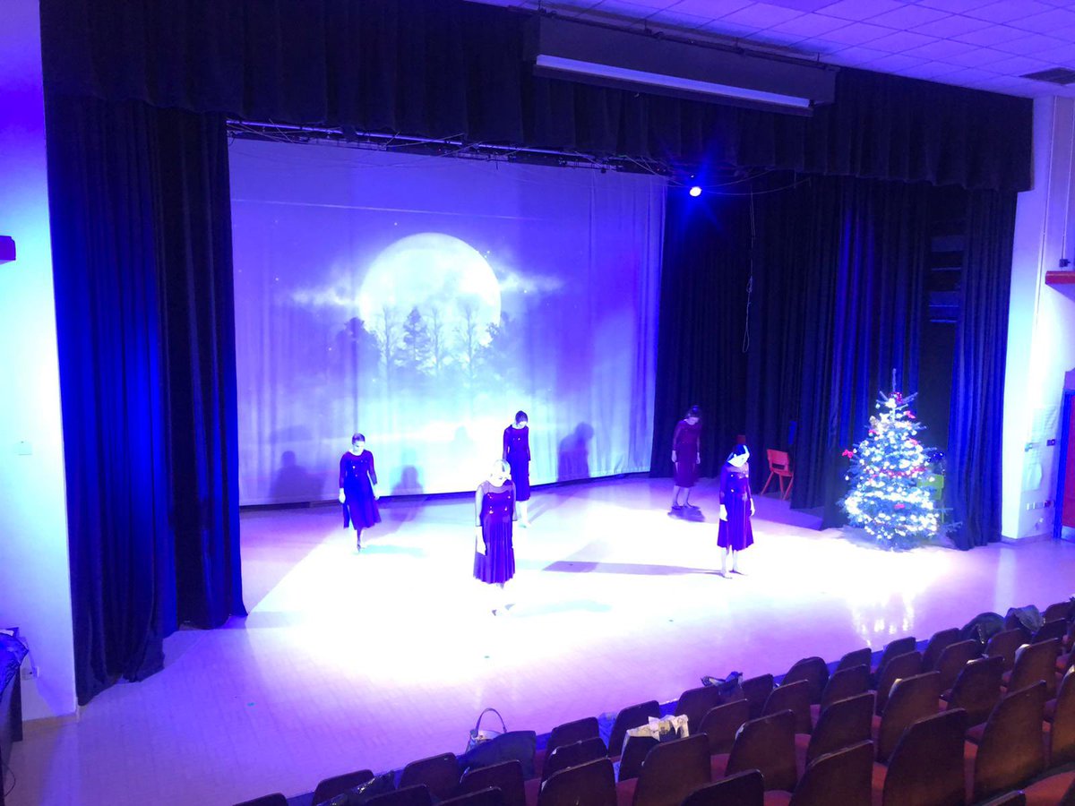 mrshevansasl's tweet photo. From the dance exam 💃 to the KS3 celebration assemblies 🥳, today has been the best way to end the term! A very proud teacher and ASL today! Well done to all of our staff and students for showing such great resilience throughout! Have a wonderful Christmas and Stay safe! 🎄🌟🎅 https://t.co/5yKDFXhQ5t
