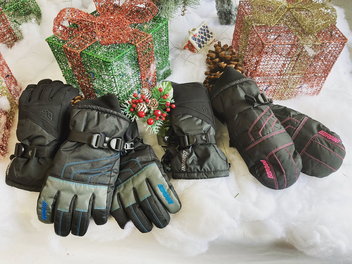IciSport's tweet photo. Idée cadeau #13: Gardez vos mains au secs et au chaud cette hiver avec nos gants et mitaines ! #hiver #winter #gloves #gants #giftidea #sporthiver #icisport 🧤🧤 https://t.co/PzdunoQn79