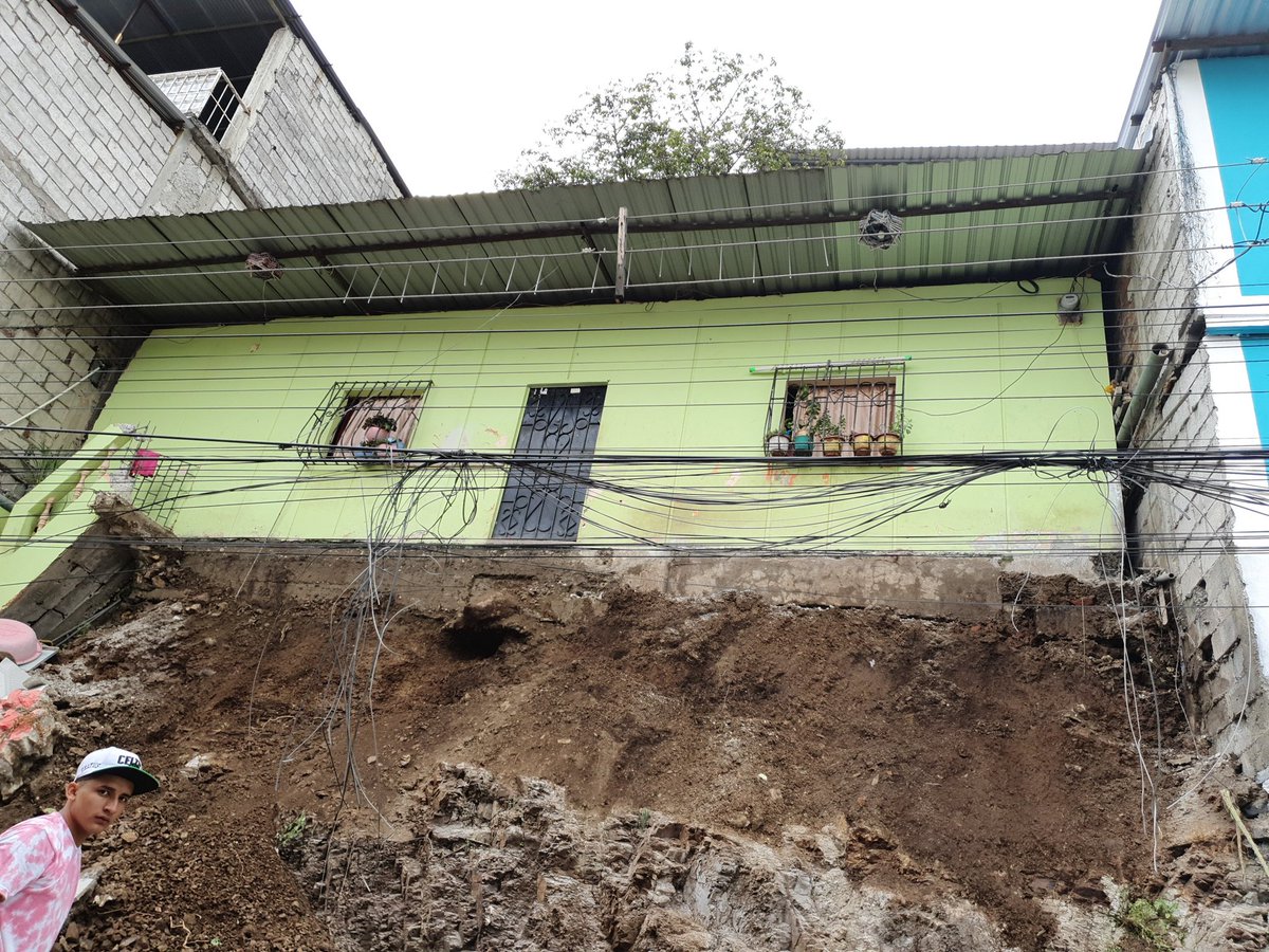 a_villon's tweet photo. En Mapasingue oeste, #Guayaquil , familia del barrio El Pino quedó atrapada luego de colapso de talud, ya que comprometió escalinata. @eluniversocom https://t.co/1HwAGK5JK4