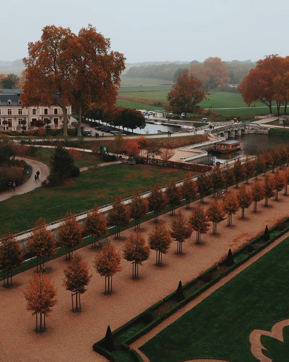 Views of Relais de Chambord and La Toue du Relais from the @chateaudechambord.
À partir 20 janvier.
📷 <a href="/jadore/">j'a</a>.photo