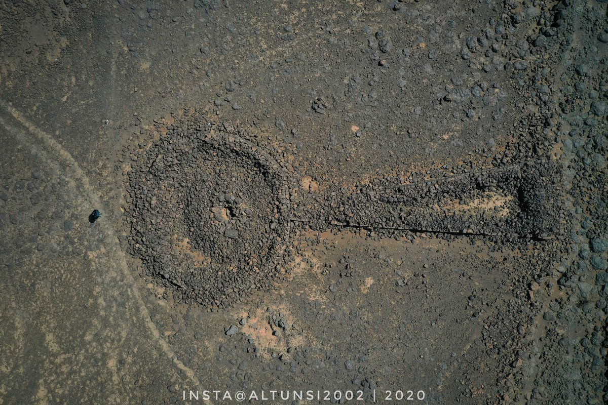 altunsi2002's tweet photo. #khaybar
Within the #stone_structures
#keyhole
A different style than the stone micelles
Proficient in engineering and construction, consisting of a circle connected by a triangle, usually constructed opposite, adjacent, and close to water sources.
#Discoverkhaybar
#altunsi2002 https://t.co/4JMWtchZ8y