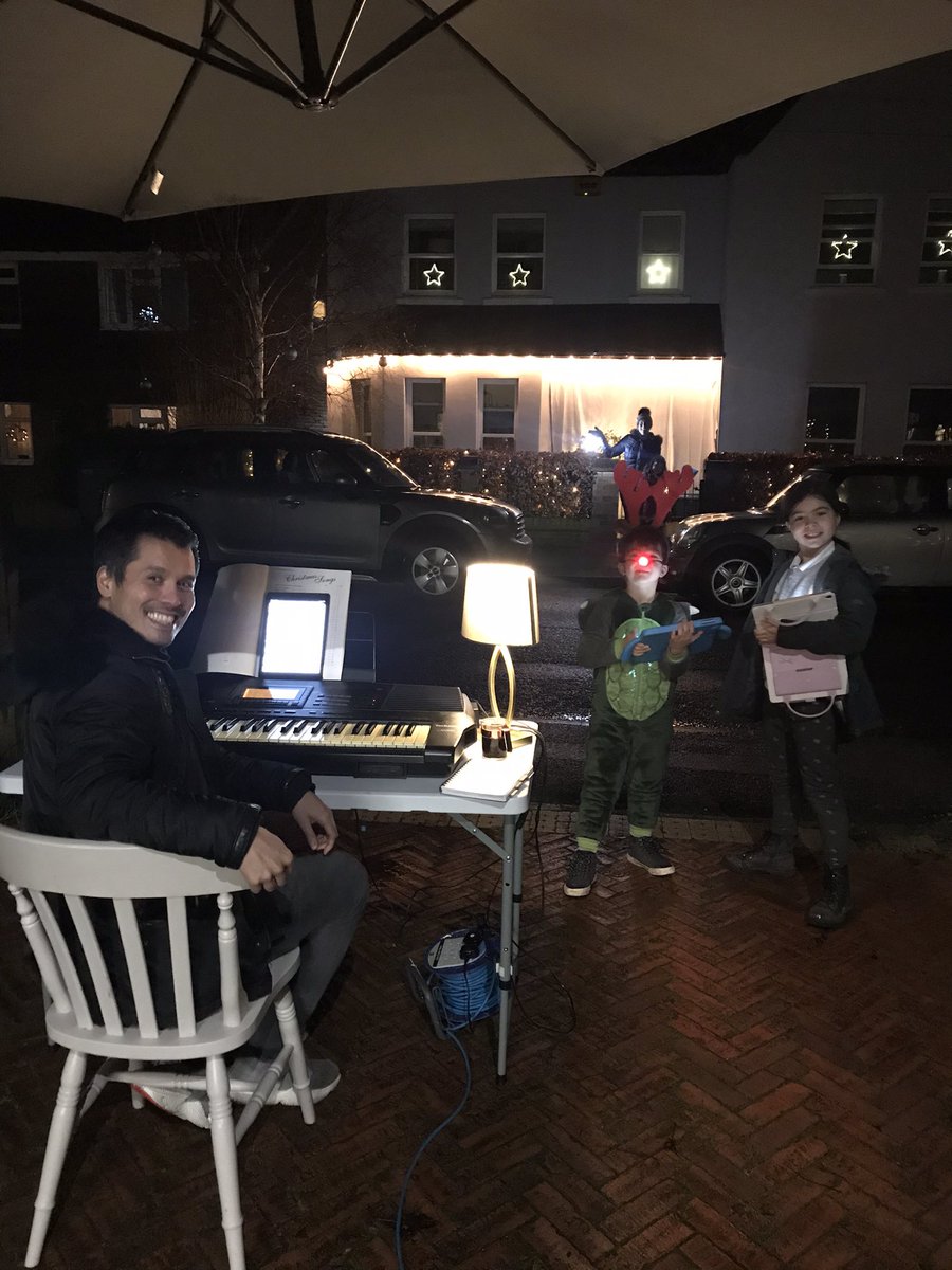 DanielleGagli's tweet photo. We’re ready in #Wendover, Bucks @DoorstepCarols https://t.co/fCJN1qqtNA