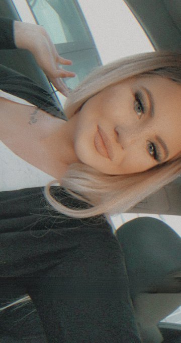 Posting this here because I&rsquo;m so cute https://t.co/3ISwiNWpBy