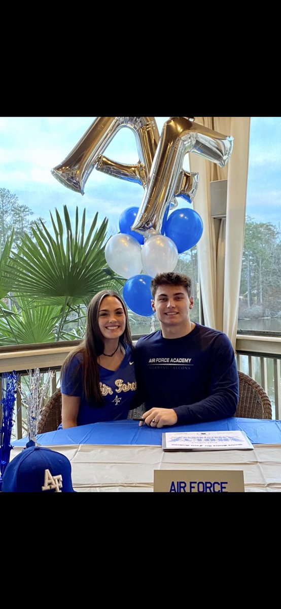 JoeStellmach's tweet photo. Proud to sign today with the @AF_Academy. Thanks to @CoachTCalhoun, @coachbenmiller and @AF_Falcons for the opportunity.#LetsFly 
@CoachTabGriffin 
@CoachJ_Pope 
@DHazardPopeFB
@PopeFootball 
@RecruitGeorgia https://t.co/mvADJBQRmZ