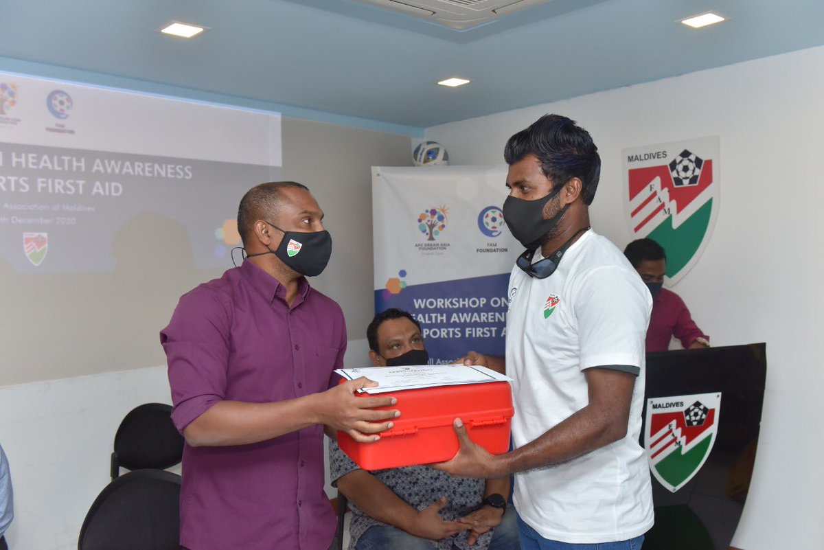 maldivesfacsr's tweet photo. At the end of the Workshop, each of the participants was gifted with a First Aid Kit so they could help themselves, and be better equipped for an emergency.

We thank everyone involved for their participation and contribution. 

#FAMFoundation #PlayitForward #PitchForInclusion https://t.co/1lMugS0mTA