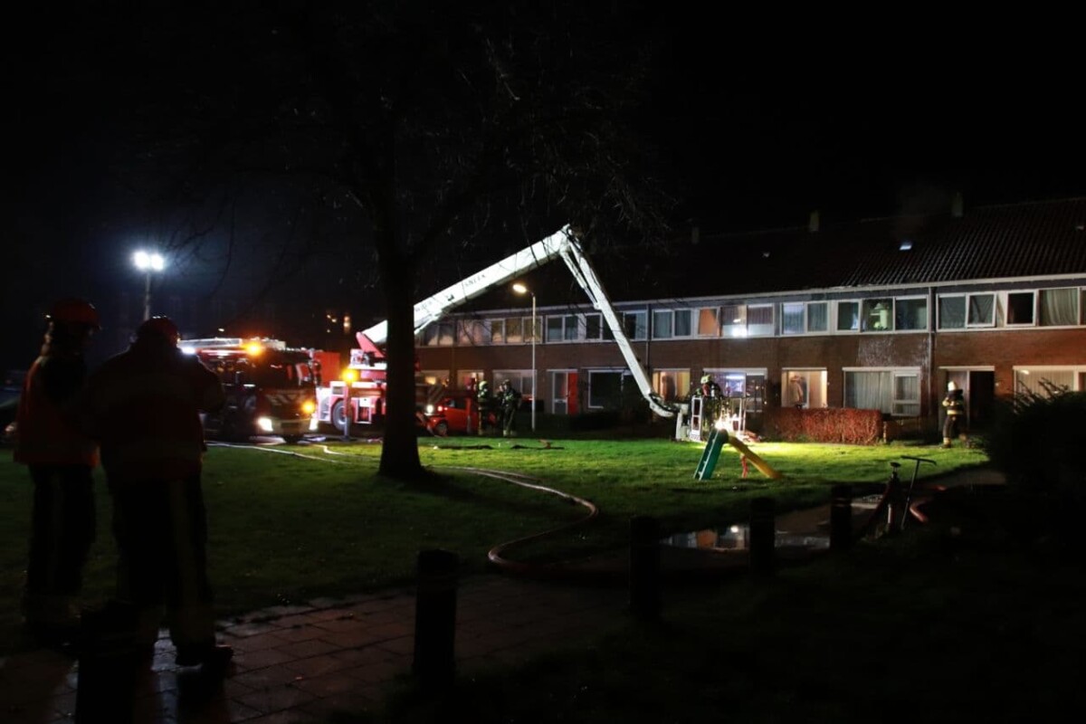 Hulpdiensten gealarmeerd voor uitslaande woningbrand in Sneek -..