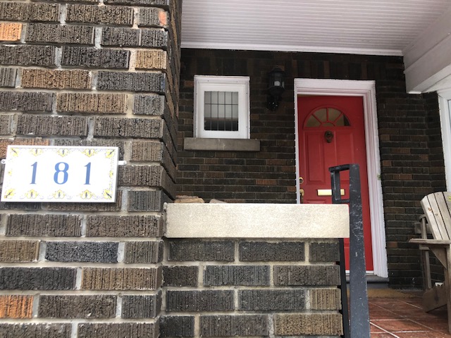 RPSniderman's tweet photo. @amazon Help! #intelcomexpress delivered my parcel to 
181 <unknown street> with a black door instead of 181 <My Street> with a red door. #intelcomexpress says: "We have no idea what street it was delivered to. Accept the fact that someone else now has your package." https://t.co/0TQ1nWkdSU