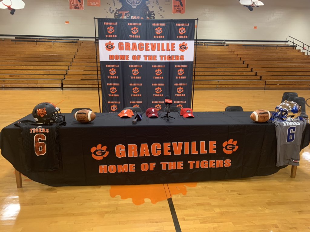 We are about 15 minutes away from <a href="/Sorey_Jr/">Xavian Sorey Jr</a> ‘s decision on #NSD21. The IMG Academy linebacker has returned to his hometown of Graceville where he played his first three seasons to make the announcement. <a href="/WMBBTV/">WMBB News 13</a> <a href="/AlabamaFTBL/">Alabama Football</a> <a href="/UGAAthletics/">Georgia Bulldogs</a> <a href="/GatorsFB/">Florida Gators Football</a>