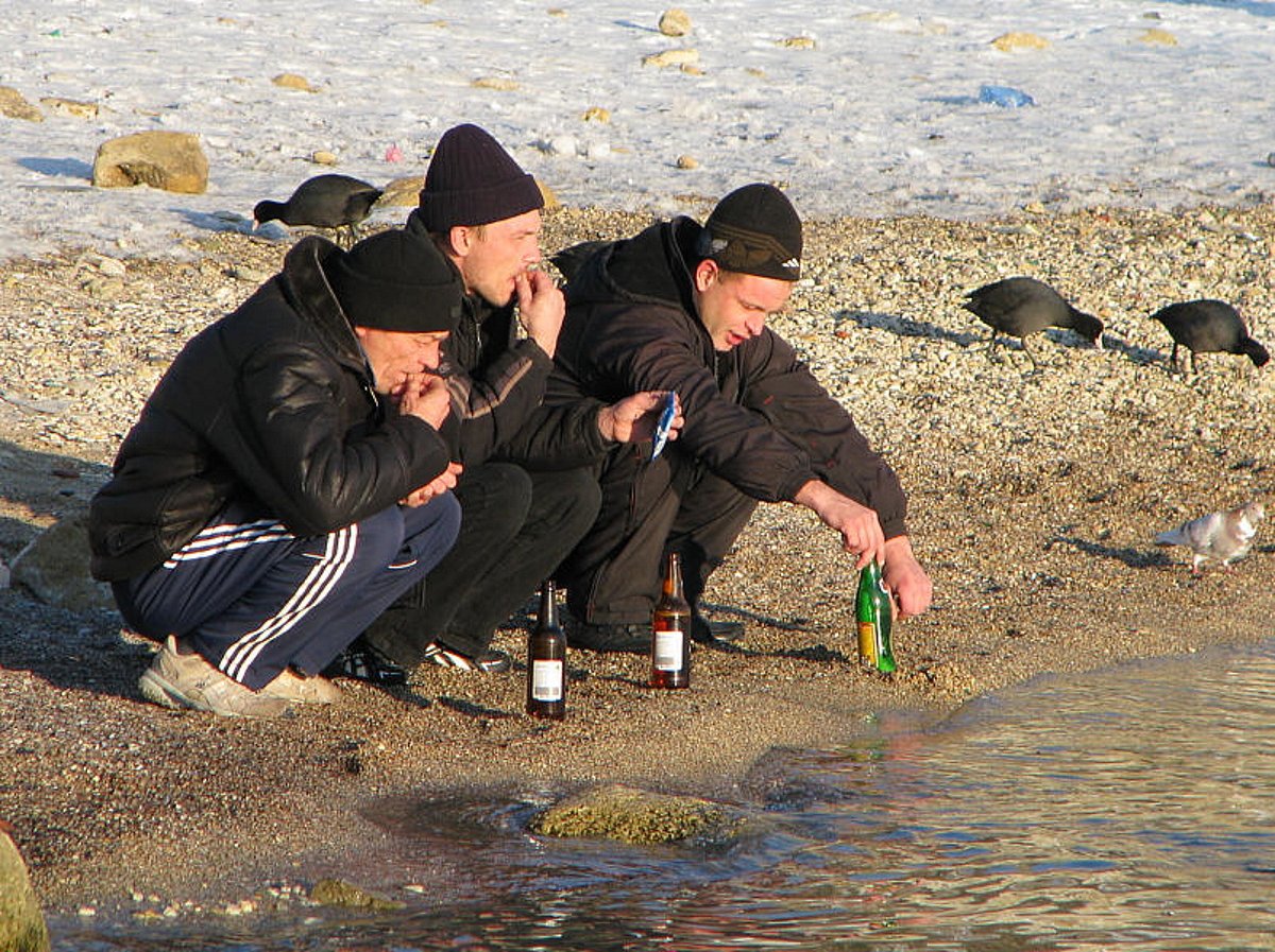 . @RussianEmbassy diplomats discuss implications of Brexit on the bank of the River Thames