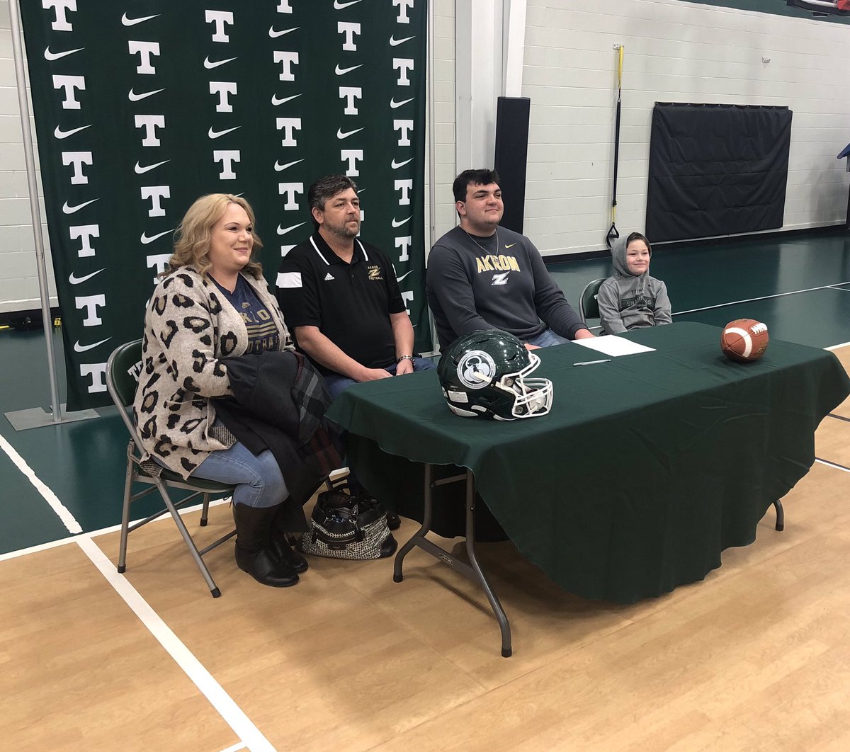 Shamrocks Senior Gavin Malott signs today with Akron University. Well done. ☘️🏈🏆