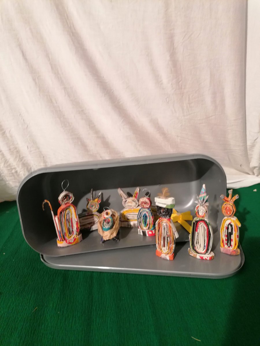 Comunicafreixo's tweet photo. Os presépios de Natal iluminam novamente o hall de entrada da Escola Básica. As disciplinas de EVT e EMRC orientaram os trabalhos elaborados pelos alunos do 5.º e 6.º anos, com a colaboração dos Pais e Encarregados de Educação.
O verdadeiro sentido de Nat https://t.co/OBG5PTnYqA https://t.co/yfquoOc9RT