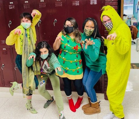 MesquiteHS's tweet photo. We're grinning &amp; greening at MHS today. You'll find no Grinches here! #DontBeAGrinch #MHS12Days https://t.co/4HBI8hPqfO
