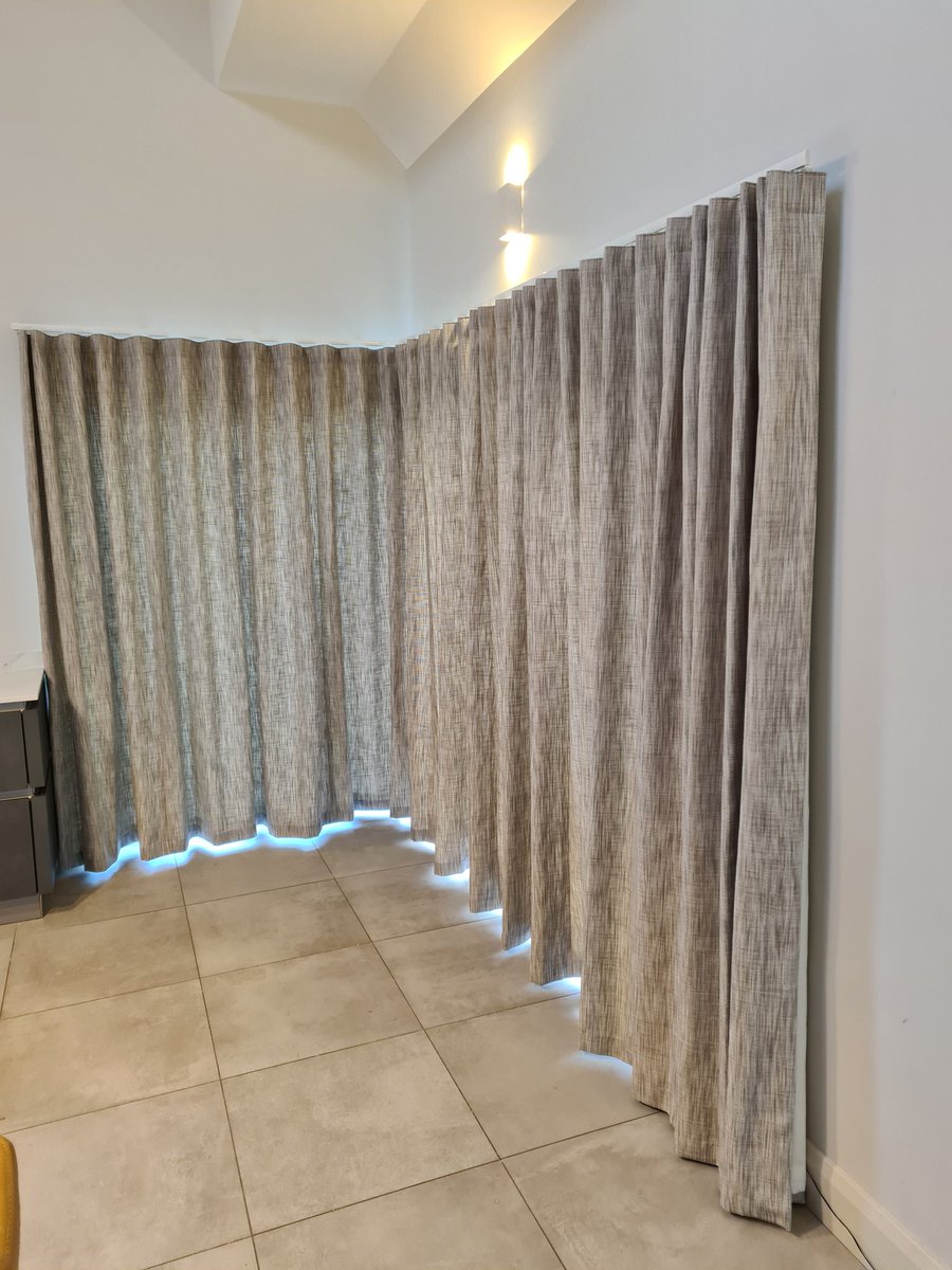 FUSION_HOME's tweet photo. A large corner window was completed lately by us in Clonakilty, firstly we fitted a 5 meter curved rail, then added wave tape curtains, the fabric called Hawes Limestone from @PrestigiousText a lovely weaves fabric ideal for the house in the countryside.
#PopInLetsBegin https://t.co/SndbigLEUV