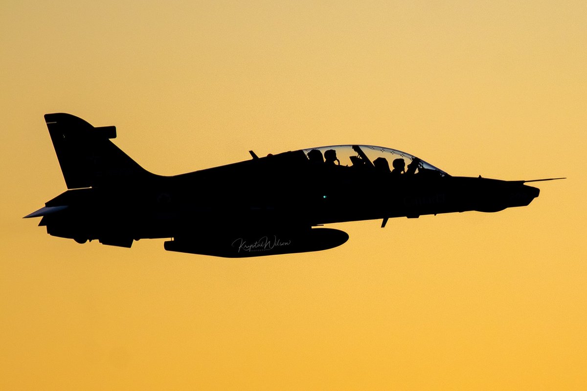 krystalphotos2's tweet photo. Just another silhouette at sunset.. 🌞
.
#ct155 #ct155hawk #traineraircraft #goldenhour #airplanesunset #airplanesilhouette #4wingcoldlake #rcaf https://t.co/nvpYxlTrXu