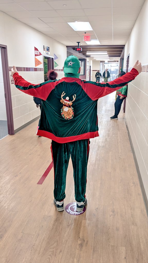 MesquiteHS's tweet photo. We're grinning &amp; greening at MHS today. You'll find no Grinches here! #DontBeAGrinch #MHS12Days https://t.co/4HBI8hPqfO