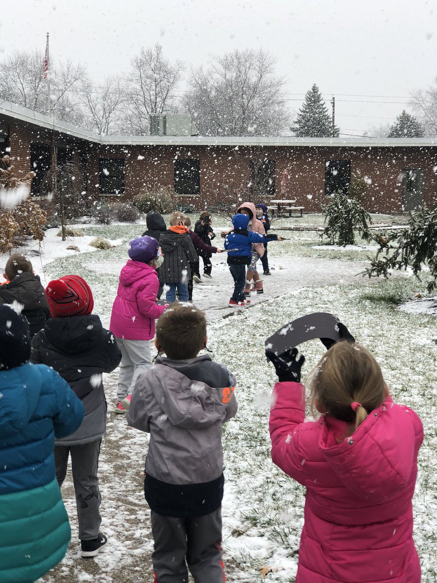 MattinglyStars's tweet photo. When the snowflakes are gigantic, you must go outside to catch them!! ❄️❄️❄️❄️❄️❄️❄️ #WEAreLakota @hopewellECS https://t.co/uoh6quIOzY
