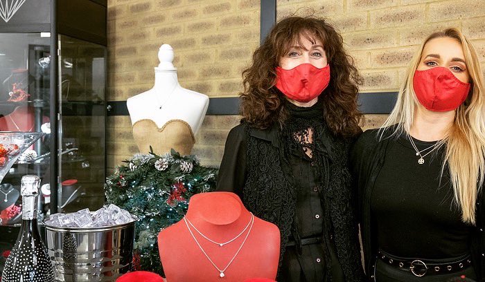 DiamondWales's tweet photo. 🎄🎁 Book Exclusive Christmas Shopping🎁💎
Find the perfect jewellery gift for a memorable moment this Christmas. 
 
Message us to arrange your no-obligation appointment.
Phone during office hours on 01443 222 375. Door step car parking available. https://t.co/WRVMjblyW1