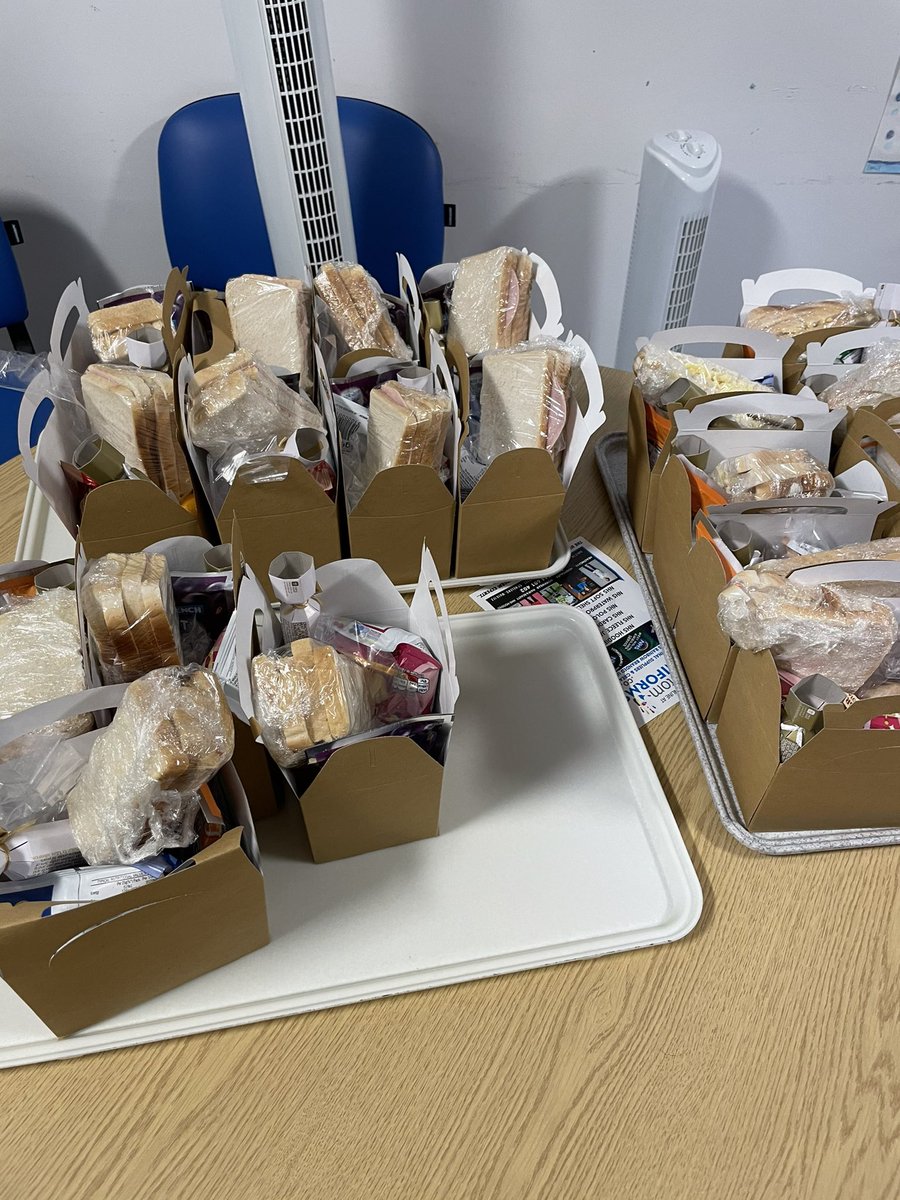 EMurphy83's tweet photo. Today I made 20 little boxes of treats for the staff. Sandwiches, sweets, crisps, drinks and of course a Christmas cracker. Hope you all enjoy your little covid friendly Christmas treat. @WLthtr @LancsHospitals @rachel_sansbury @HowlesJohn @ChrisWinster https://t.co/suqnyFEoLt
