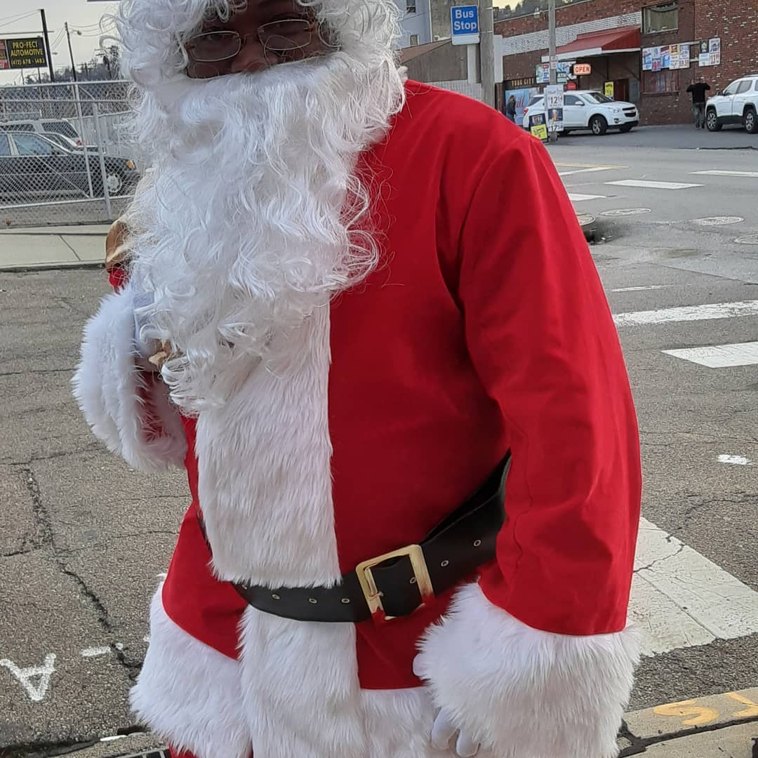 TAAGAdvocacy's tweet photo. Take Action Mon Valley (TAMV) would like to thank everyone that came out to our "Pictures With Black Santa" event yesterday in McKeesport. The turnout and community response was amazing. We were able to give out over 50 food boxes and gift cards to Walmart/Giant Eagle.
#TAMV https://t.co/F3kKR4YA47