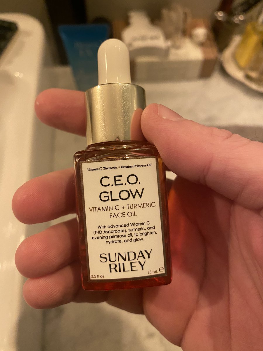 julien's tweet photo. This is a scam 

The only REAL way to get CEO Glow is to sit in a haze of sleeplessness worrying about a six-figure burn rate and your unimpressive Q3 numbers

And the glow is more like a grey veneer https://t.co/RnFUAvcNmf