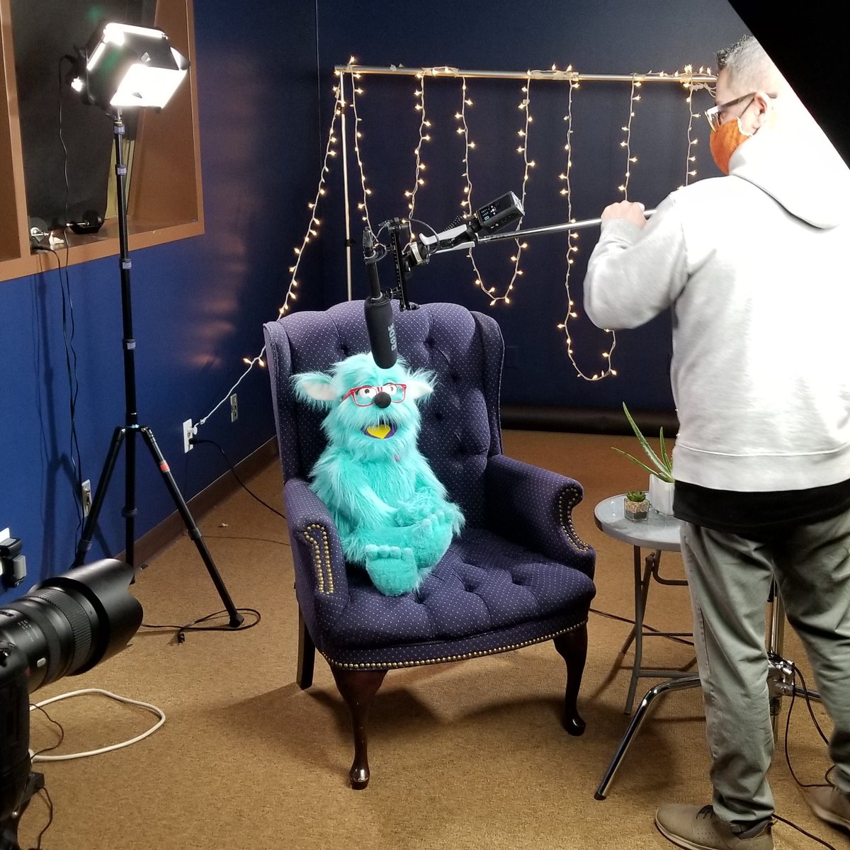 boblawton580's tweet photo. My first official media gig! Making sure everything looks and sounds terrific, Gerardo Bello is a true professional! #BobLawton #BobLawton580 #LawtonPS #OklaEd #teachers #Sequoyah #battleofthebookscompetition #spreadtheloveofreading https://t.co/FiN6RtH4zF