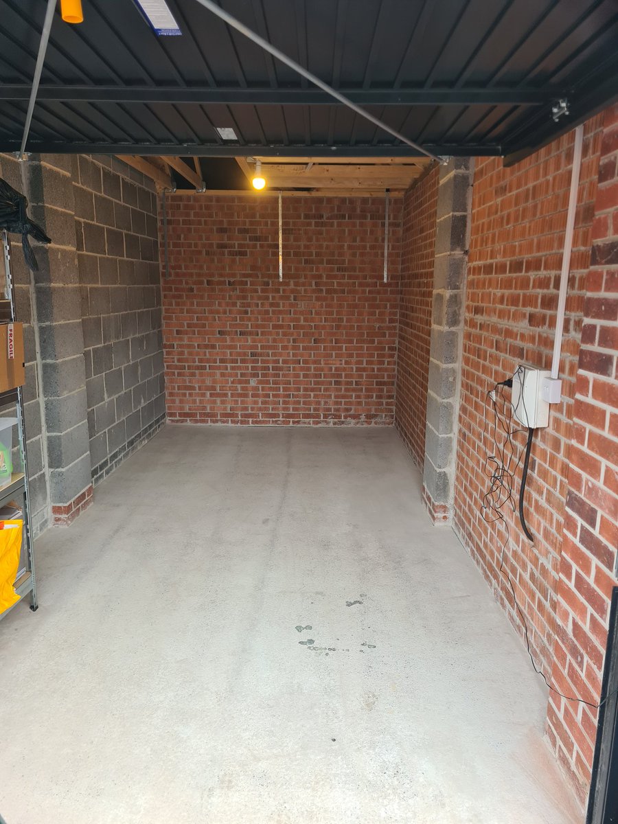 mmmGaryOwen's tweet photo. During lockdown 2 I turned our garage into a golf simulator room. I'm made up with the results so far and have lots of ideas to make it better. It actually didn't cost that much and as you can see I had very limited space. Give me a shout if you want to know cost and dimensions https://t.co/DALWdndFnD