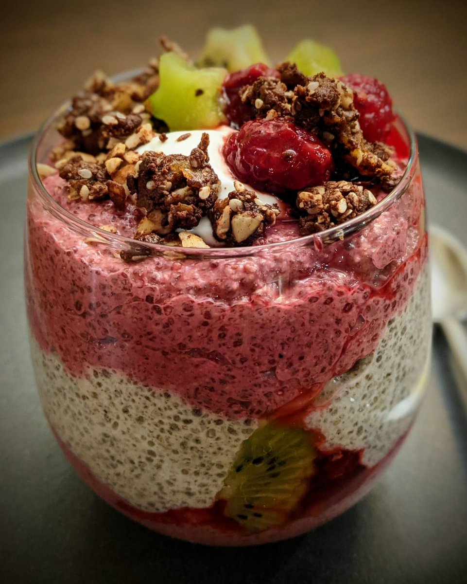 jujubeetcafe's tweet photo. Next week's breakfast is a Beet Chia Pudding Parfait with lemon coconut cream, raspberries, kiwi, and topped with tahini, raw cocoa, cardamom rawnola and chocolate drizzle! And to drink, a Wellness Pumpkin Seed Mylk 😋 Preorder on Jujubeet.com--> Jujubeet Meals https://t.co/7mwDJBcBLl