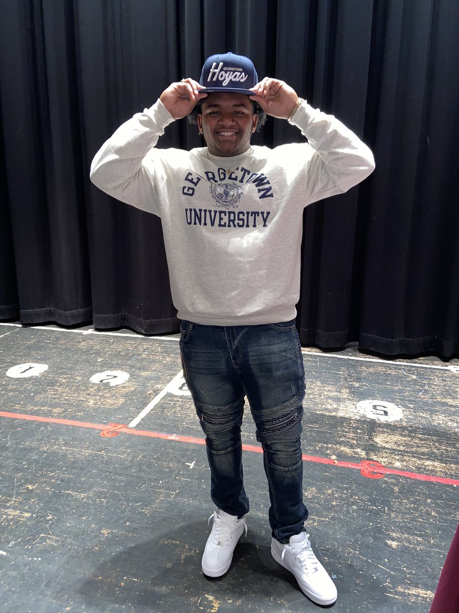 It’s official!! 🐶🔵⚪️ #HoyaSaxa #DefendtheDistrict #4for40