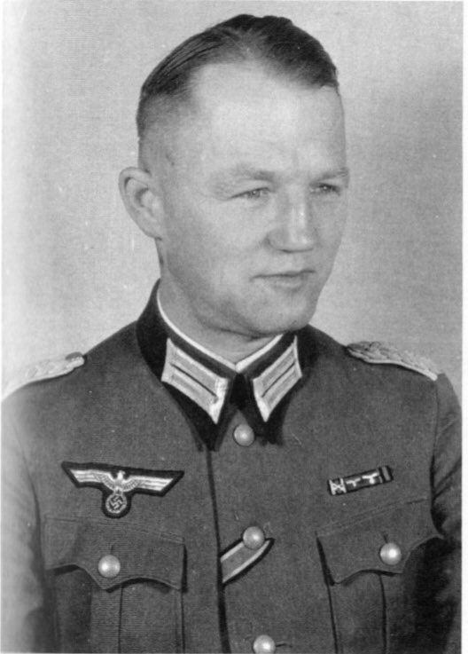 Before the assault commences, some key 352VGD men. Clockwise;Oberst Erich Schmidt Div C/OMajor Theodor von Lücken 914 C/OOberstLt Johannes Drawe 915 C/O(Wounded nr Tandel 17 Dec)Major Heinrich Hoffmeister 915 C/OMajor Walther von Criegeren 916 C/O (no pic) 8)