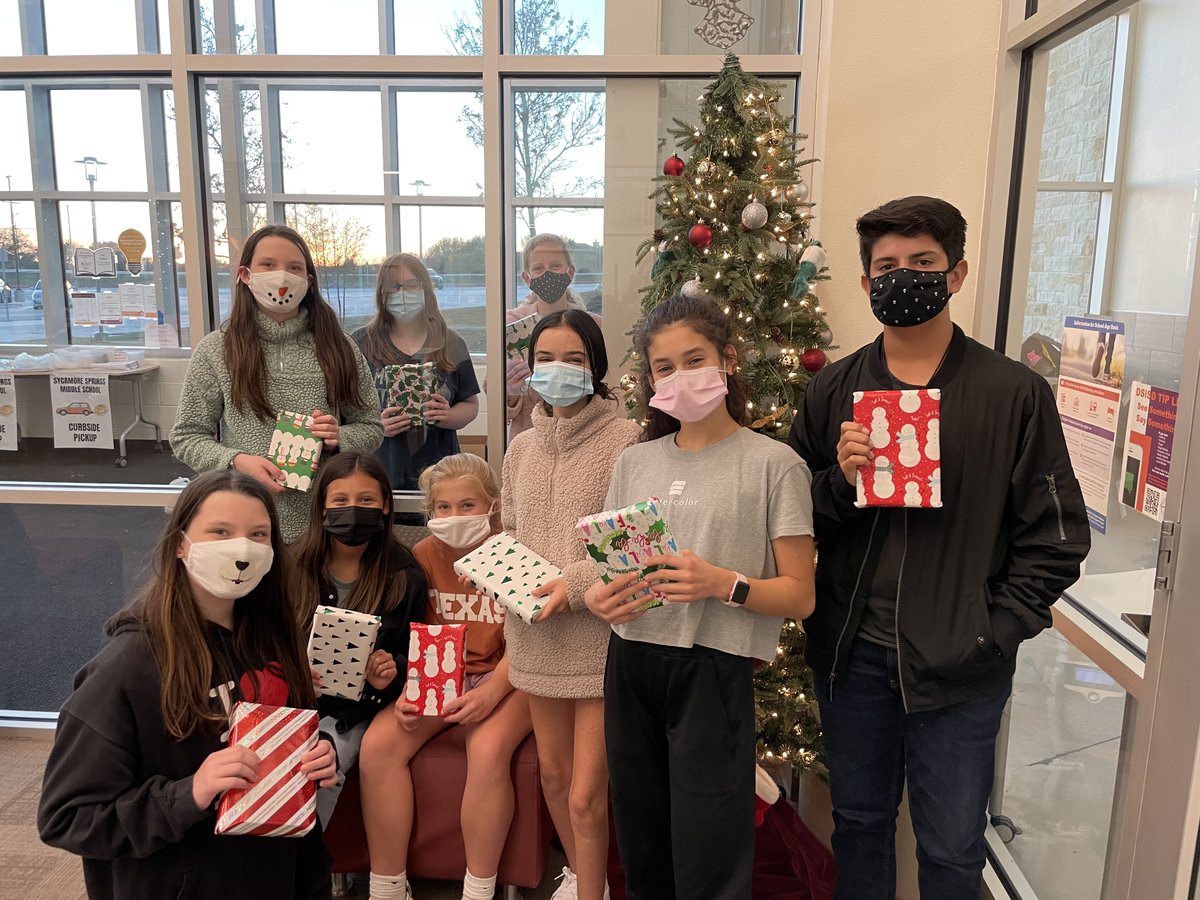 DSISD's tweet photo. DSHS junior Ramsey Hutton started a non-profit 3 years ago called Books for LOVE. She recently was honored as one of KVUE’s “Kids Who Care.” Students from both SSMS (photo) and WSE have organized drives to help. Read more at: https://t.co/7zqZfk0e6H. #iamDSISD #amazingTigers https://t.co/a5KJDZWXTr