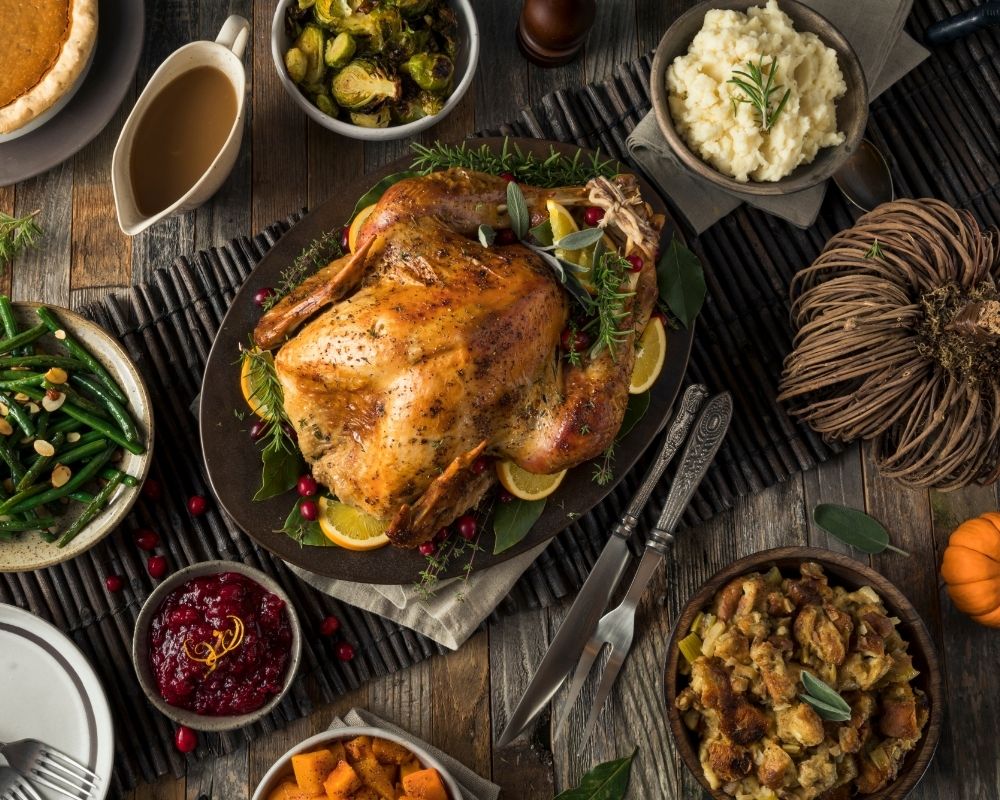 CastlegarCHMBR's tweet photo. Message from our Chamber member The Velvet Restaurant &amp; Lounge at The Josie, have some mouth-watering line up holiday experiences this festive season!  From to-go options, an inaugural Boxing Day Brunch and extravagant dinners.
https://t.co/AMG1wlrL5g https://t.co/IQVqTu6KYo