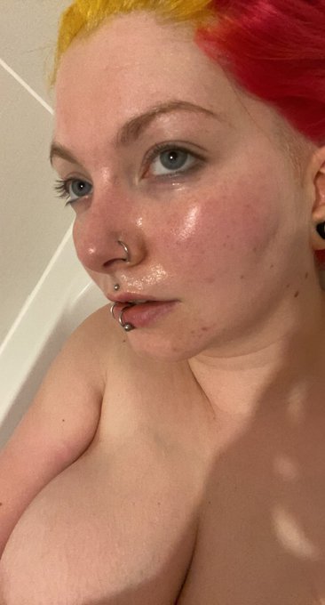 Who needs highlighter when you can just get in a bath so hot your face sweats and shine on https://t
