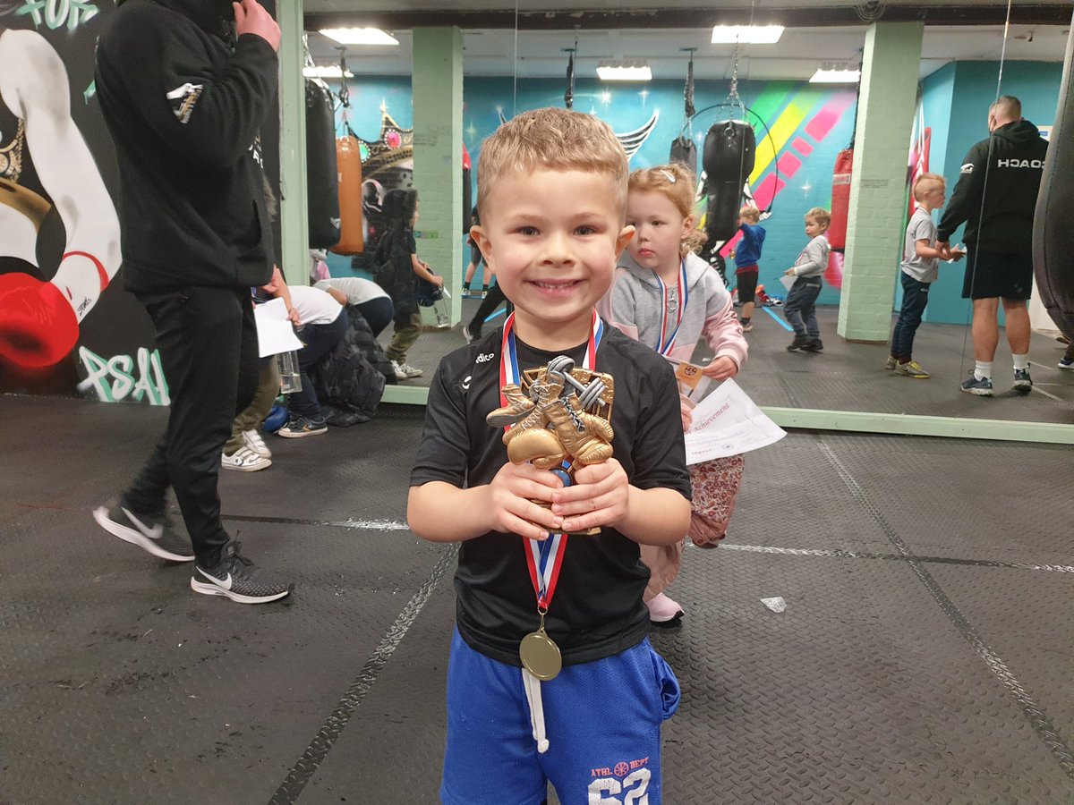 mrmarkbrown's tweet photo. Following in his hero @frankbrunoboxer footsteps. 
First award for boxer of the year at his boxing club @Gloveupforgood1 
Been training so hard since he met Frank in Scotland 🥊🥊 https://t.co/qx6aSuUxAt