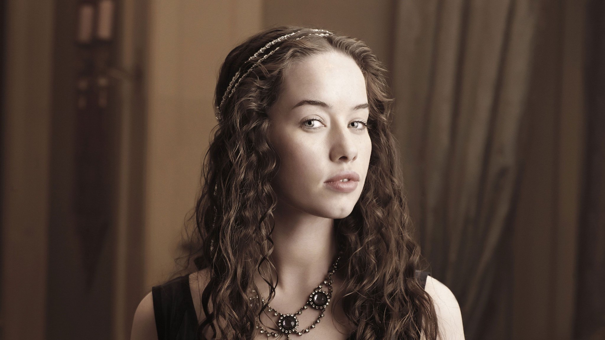 Happy Birthday to Anna Popplewell who turns 32 today! 