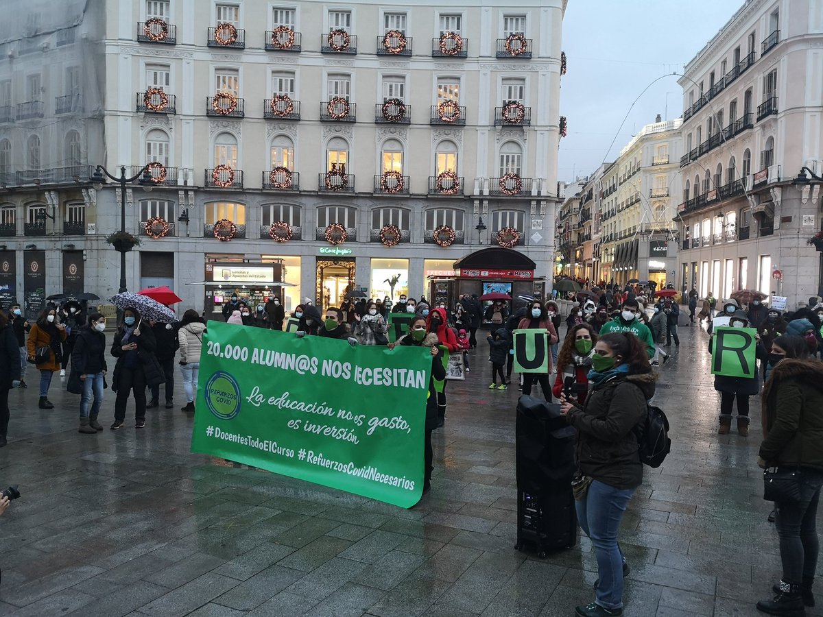 MariaPastorV's tweet photo. Hoy hemos estado apoyando a @RefuerzosCovid otra semana más y exigiendo al gobierno de Ayuso que cumpla el mandato de la @asambleamadrid y mantenga a estos profesores.

#NotevayasProfe
#RefuerzoCovidNecesario
#docentestodoelcurso https://t.co/7LF9aGO6Z5