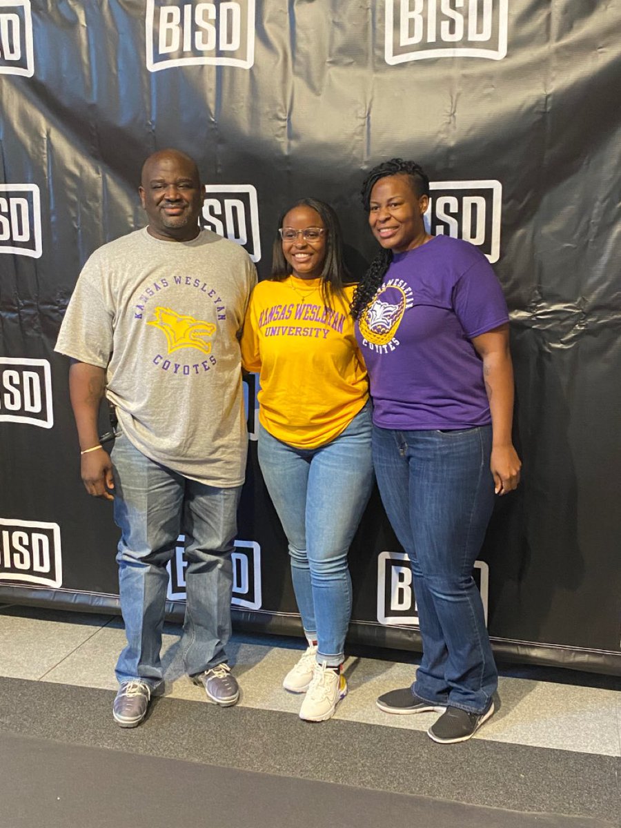 vanessaxz5's tweet photo. officially a kansas coyote 💜💛! @kwucoyotes https://t.co/OrRBBTOvUi