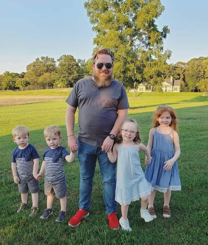 Day 9 of 10 Days of Donations!
Today's is near and dear to my heart. Meet Adam Jones, my brother in law, who was recently diagnosed with kidney cancer. This sweet family has experienced so much loss. In 2016, his wife @LydiaJones67 gave birth to two twin girls at 23 weeks (1/3)