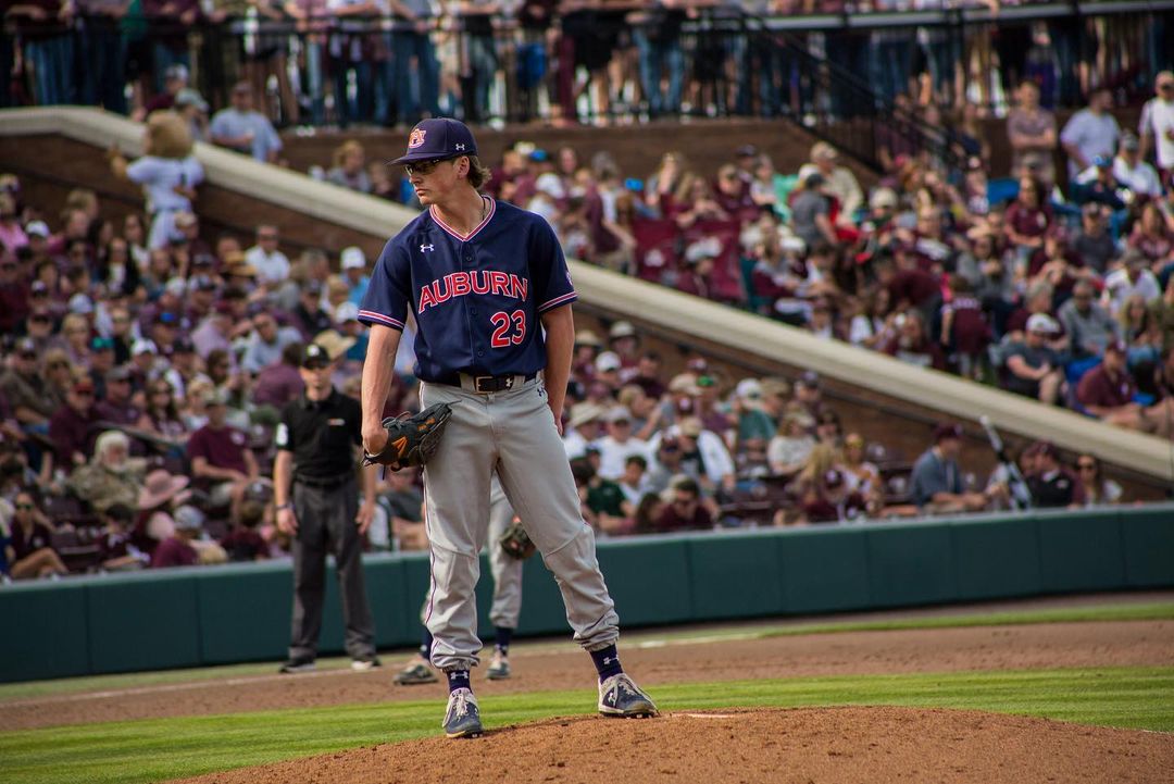 The son of major league HoFer Tom Glavine, @peytonglavine pitches off his deceptive CH, which makes his 87-88 mph FB play up & gives him a chance to run through an opposing lineup in long relief when his CH is really working. @AuburnBaseball Fall Report: d1ba.se/38ajqLT