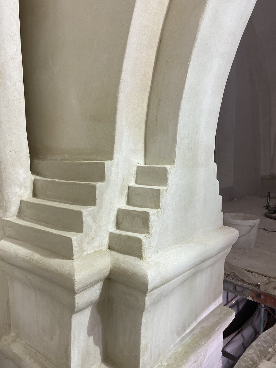 DanielOudman's tweet photo. De kerk in Siddeburen krijgt weer vorm. Nu Is het alleen nog maar witten met kalkmelk uit oude putkalk. Het bijzonder herstel is een oud recept puur met oude #putkalk en #zand #siddeburen #restauratie #gewelven #sumpfkalk #oudman #traditioneel in samenwerking met #sietsemabouw https://t.co/pDwAi1RKGp