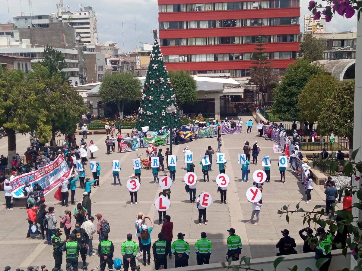 fabyy1703's tweet photo. Srs miembros del @Tc_Peru @Carlos_Ramos_N @AugustoFerrero @BlumeErnesto @jlsardon
La Ley31039esConstitucional #Ley31039Vigente #NombramientoMinsa #ReglamentoMinsa 
ReglamentoMinsa El mejor agradecimiento al personal de Salud es declarar constitucional nuestra Ley 31039 ya vigente https://t.co/aDycpc86m7