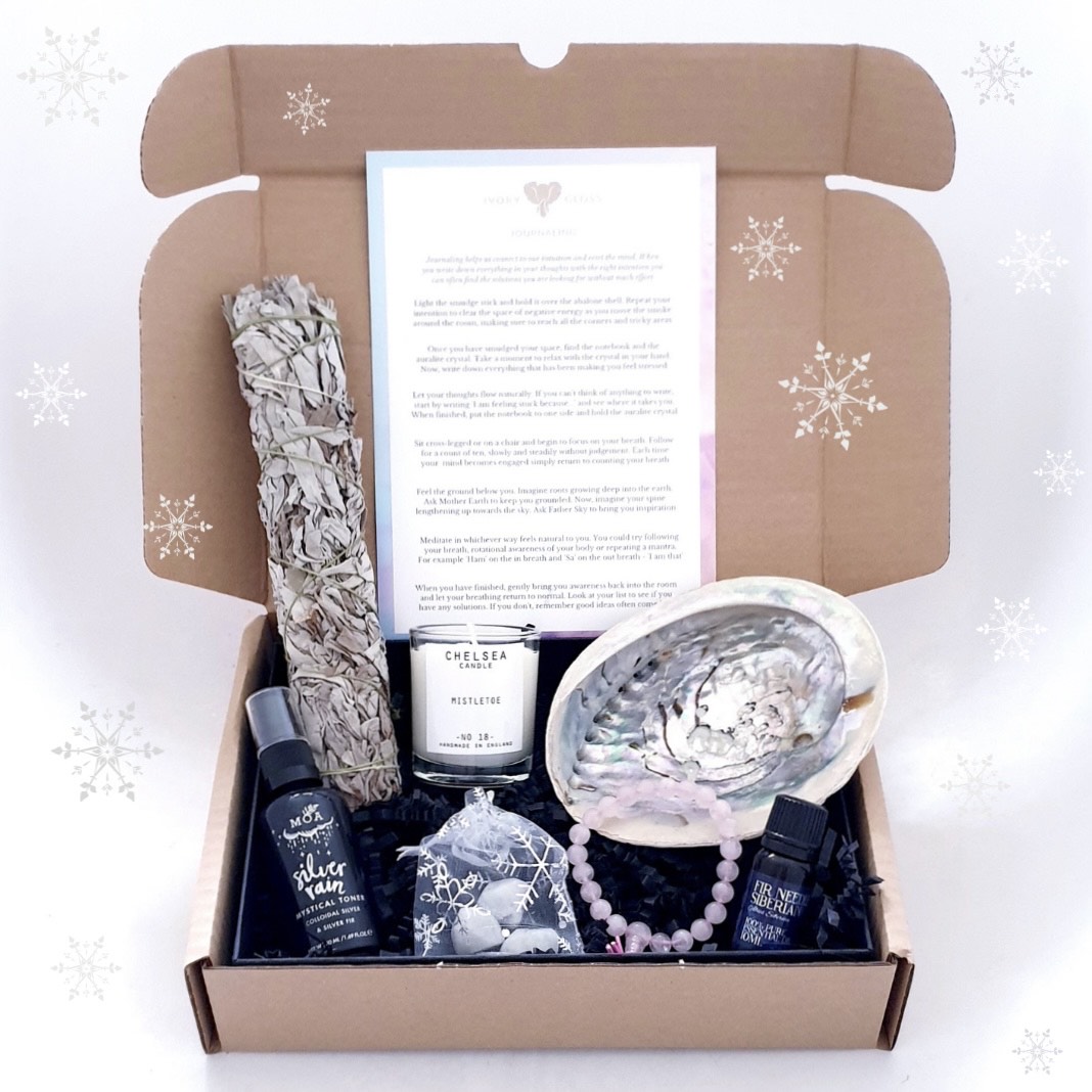 Gemastrologer's tweet photo. Christmas 2020 gift box based around the full moon on the 30th of December

https://t.co/Uf9ZX2EEWo

#mistletoe #silverfir https://t.co/7lSl1mkOZW