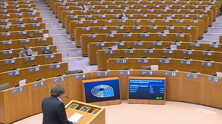 Una imagen vale más que mil palabras. En esta , Puigdemont le habla a un hemiciclo vacío en Bruselas. "Europa nos mira..."
- Sin comentarios..-