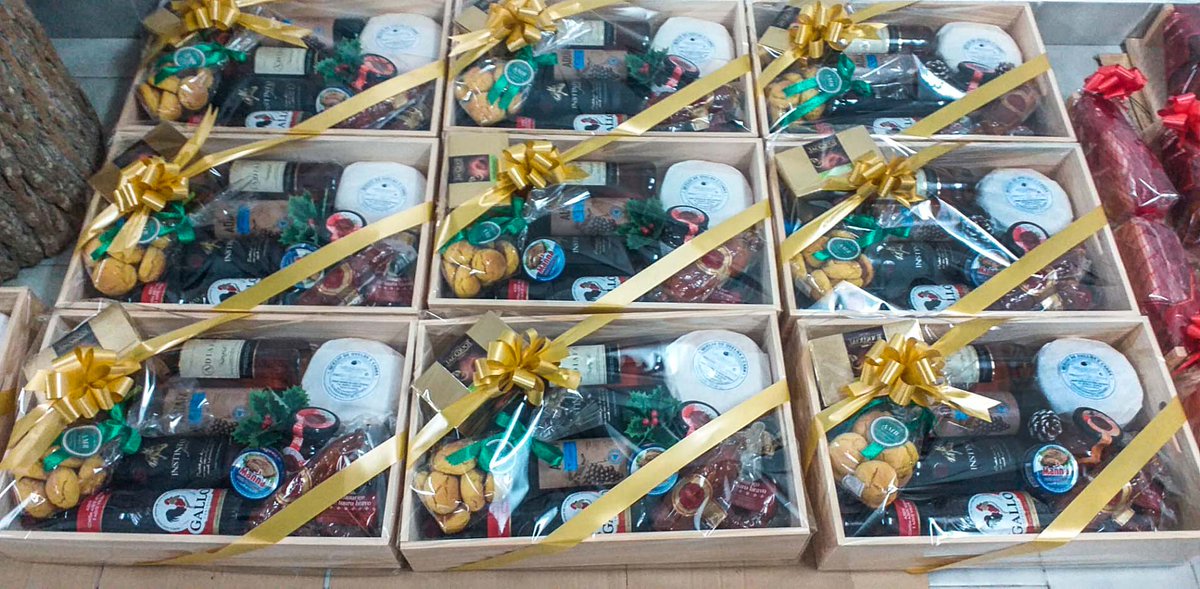 QAldeia's tweet photo. Boas Festas com os 🎁Cabazes de🎄 Natal da Quintinha d'aldeia.
Últimos dias para encomendar o  Cabaz ideal para a sua Empresa.
Contacte o nosso Departamento Comercial e peça um orçamento Gratuito.
🚚Enviamos para todo o país. https://t.co/hzErA4jxU5