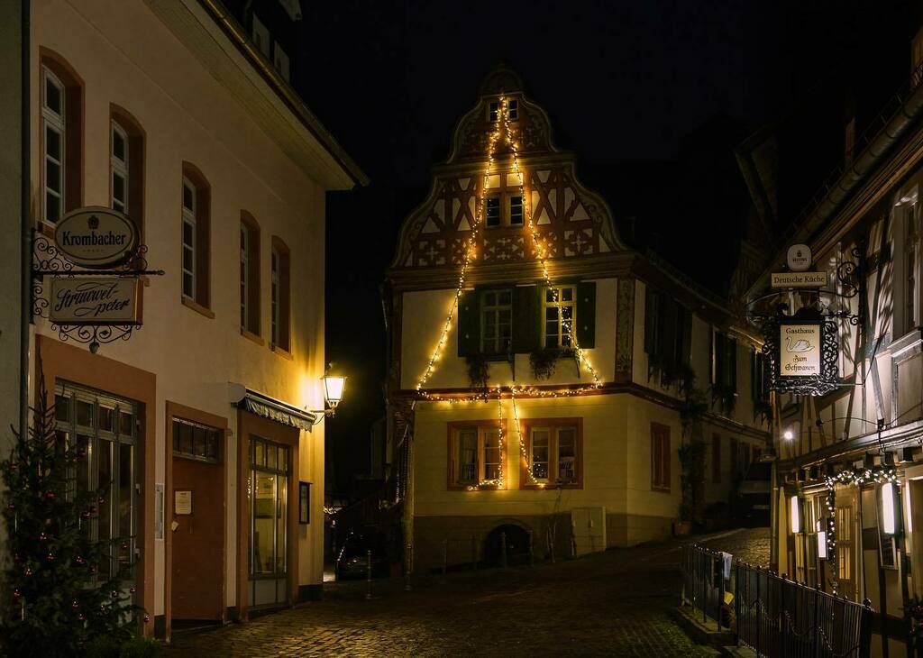 Erster Abend im harten Lockdown in Idstein. 

#idstein #city #lockdown #advent #stadt #leere #corona #weihnachtszeit #weihnachten #christmas #taunus #viltrox33mmf14 #fujifilmxt3 #stadtidstein #idstein24 #hessen #altstadt instagr.am/p/CI3uSXOALH8/