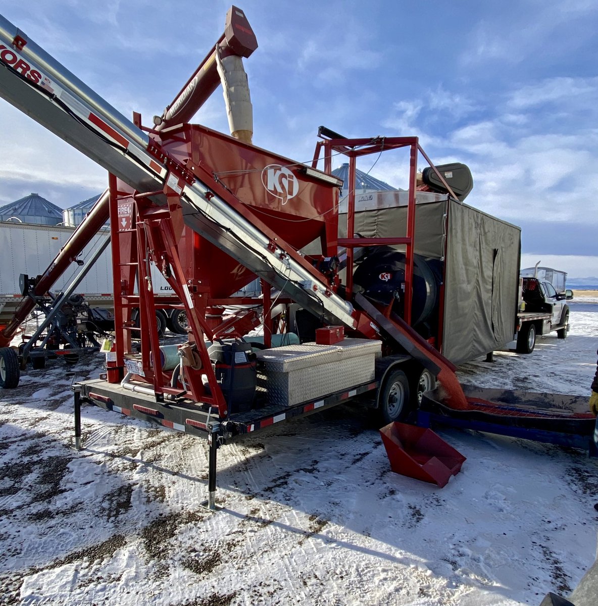 Mild winters are just fine in my books! Beautiful day to get a few more bushels ready for seeding. #plant21 here we come! <a href="/Agroplus5/">Agroplus</a> <a href="/AgroPlusLeth/">Harv Reimer</a>