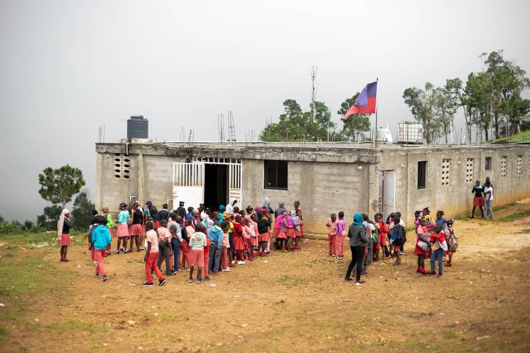 Ce n'est qu'en 2010 qu'une toute première et seule école est établie dans la section communale Belot (Kenscoff), offrant une éducation quasi-gratuite à des centaines d'enfants. enfositwayen.com/post/une-école…