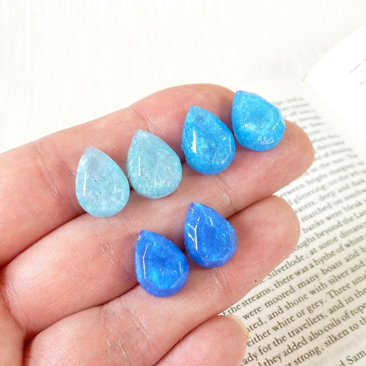 Rook_Magpie's tweet photo. My basic studs are available in lots of colours - but these shades of blue are gorgeous!
Each stud is #handmade, and has a steel post and butterfly back. https://t.co/MhdagwE1aD